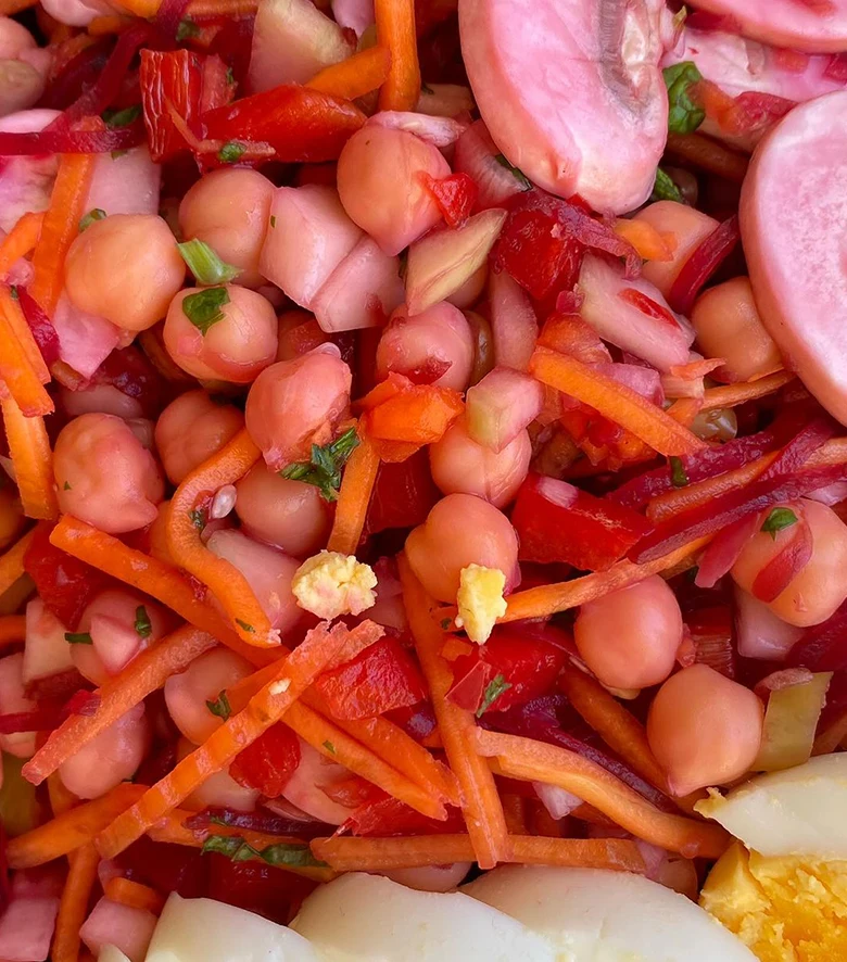 plato ensalada de garbanzos con huevo y verduras