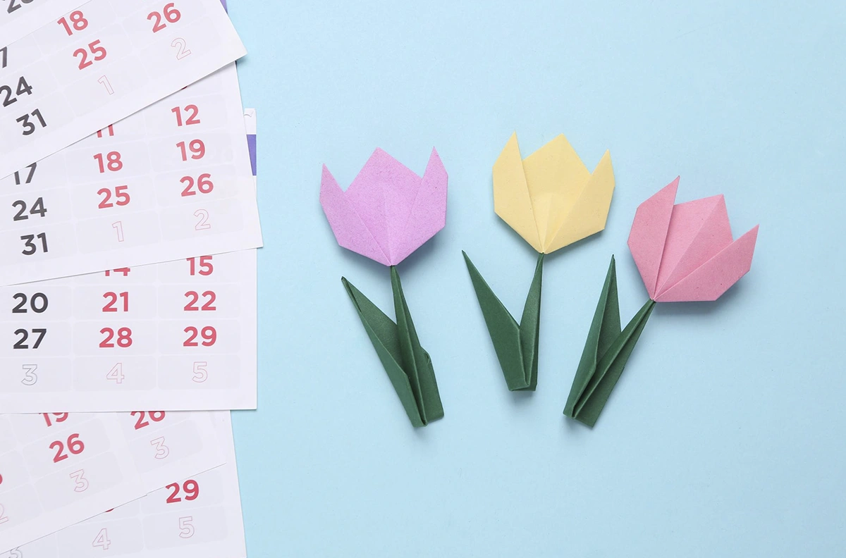 hojas calendario con rosas de papel