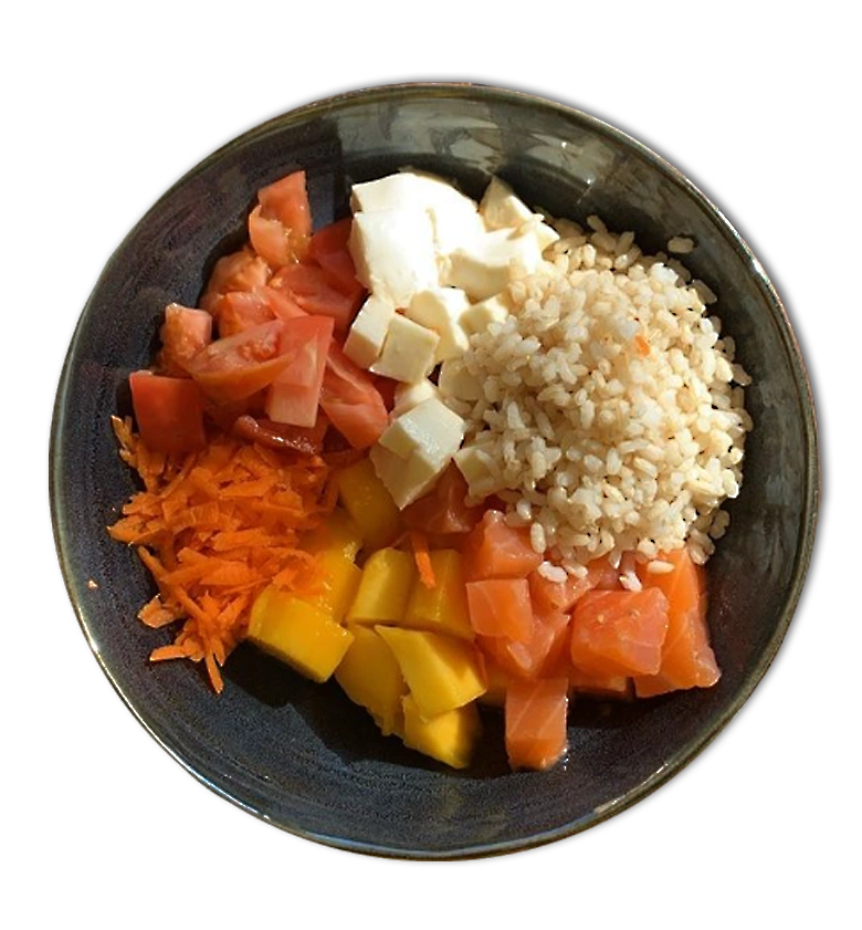 plato con salmón, arroz, tomate y zanahoria