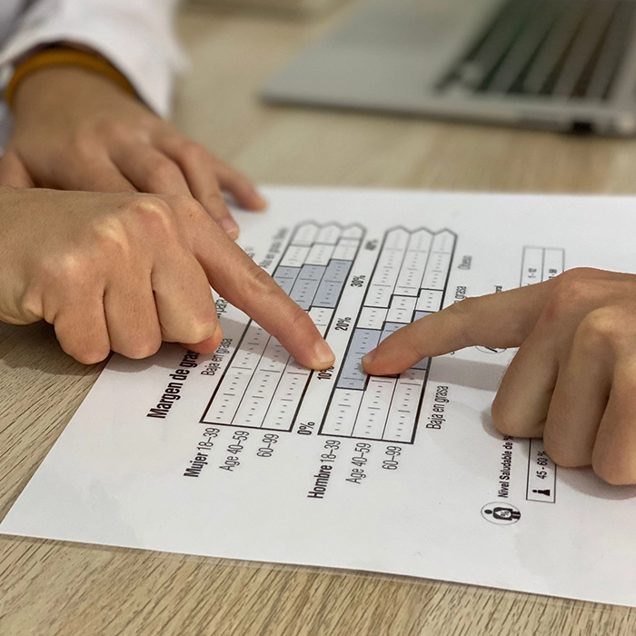 manos señalando folio con planificación