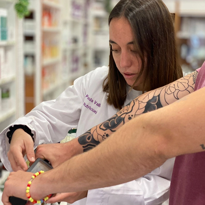 Paula con cliente haciendo medición