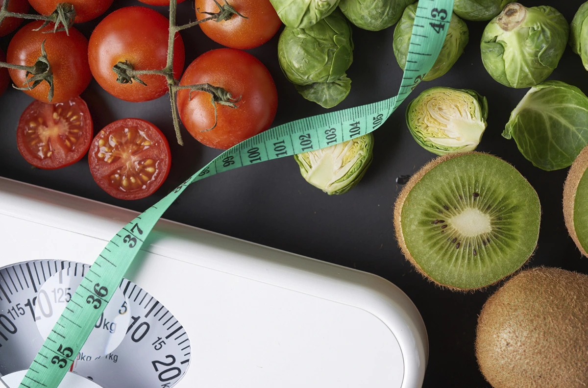 frutas, verduras, báscula y cinta métrica