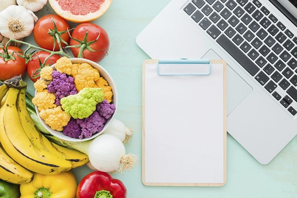 frutas, verduras, carpeta y portátil