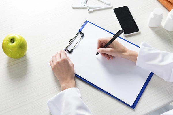 mujer escribiendo en carpeta
