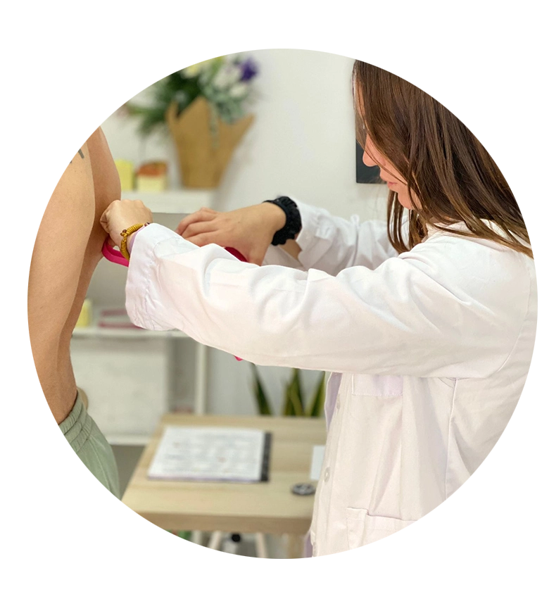 Foto de Paula midiendo grasa de un cliente