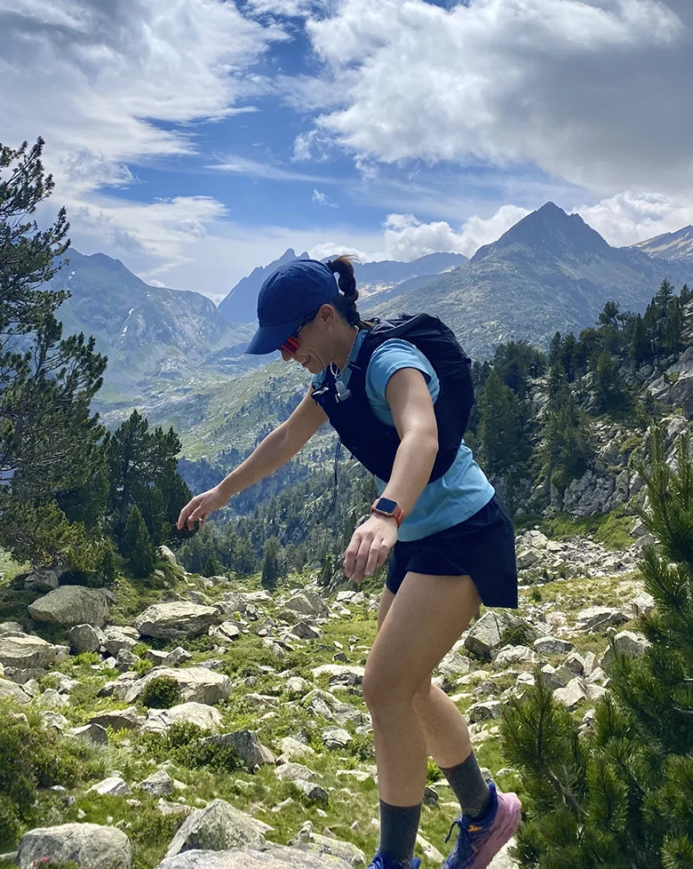 foto de Paula Valiente corriendo por la montaña
